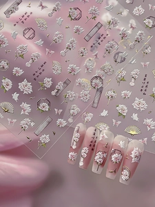 Détail d'autocollants 5D pour ongles avec pivoines dorées et éventails chinois