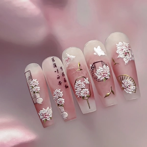 Faux ongles chinois avec pivoines dorées en relief et motifs de fleurs 3D et papillons