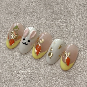 Adesivi per unghie 3D con coniglio e carota in giallo crema e bianco, set da 5 pezzi