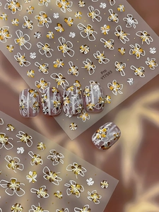 Détail macro des stickers d'ongles YT7593 avec motifs floraux dorés et blancs fins