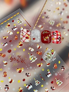Détails macro d'autocollants à ongles Nouvel An avec cheval doré et motifs en relief