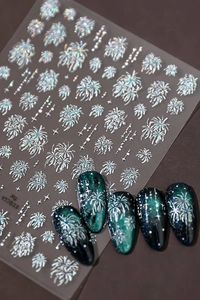 Adesivi per unghie olografici argento con fuochi d'artificio su unghie verde smeraldo