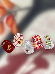 Détails de nail art festif avec motifs de vacances rouge et blanc et décorations 3D