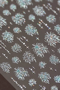 Vista macro di adesivi per unghie olografici 3D con trama di fuochi d'artificio argento