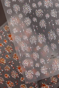 Vista macro di adesivi per unghie con fuochi d'artificio argento olografici brillanti