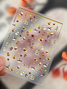 Gros plan de stickers à ongles festifs avec sapins dorés et motifs de petits chevaux