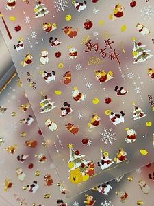 Vue macro de stickers d'ongles Nouvel An chinois avec motifs de zodiaque dorés en relief