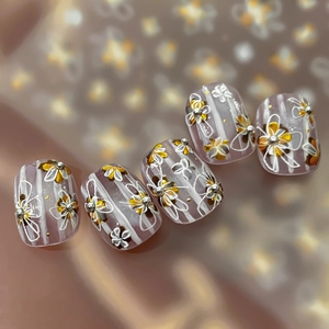 Faux ongles ronds courts avec rayures blanches, motifs floraux jaunes et perles argent