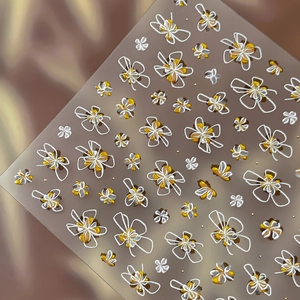 Autocollants fleurs pour ongles avec détails en feuille d'or et pétales blancs élégants