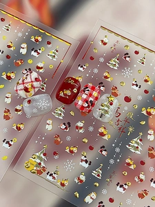Gros plan de stickers à ongles festifs avec cheval doré et motifs de Noël rouges