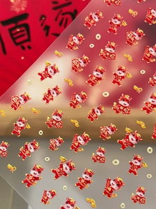 Détail macro d'autocollants pour ongles du Nouvel An avec des motifs de dragon rouge