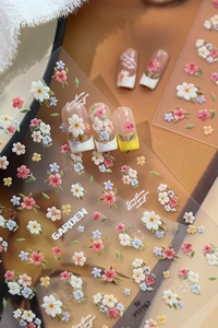 Vue macro des autocollants 3D GARDEN pour ongles avec motifs floraux roses et bleus