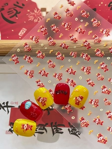 Vue macro de stickers d'ongles Nouvel An avec dragons rouges et symboles dorés