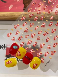 Détail d'autocollants pour ongles du Nouvel An avec dragons et symboles de chance