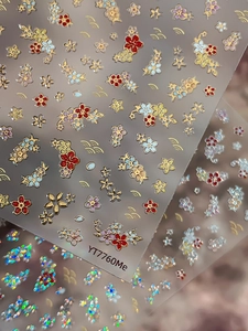 Vue détaillée d'autocollants pour ongles avec fleurs de cerisier et dorures en relief
