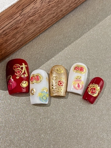 Gros plan d'autocollants 3D pour ongles Nouvel An chinois avec motifs dorés en relief