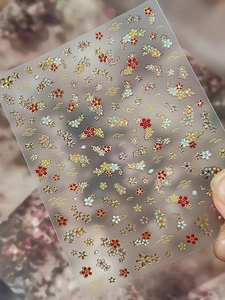 Détail de stickers à ongles fleurs de cerisier japonais avec dorure et motifs de vagues