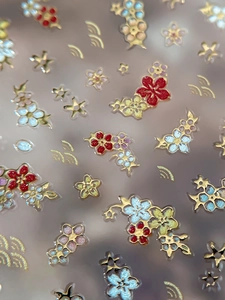 Détails macro d'autocollants 3D pour ongles à fleurs de cerisier avec contours dorés