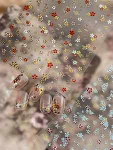 Gros plan de stickers à ongles fleurs de cerisier japonais avec dorure sur ongles manucurés