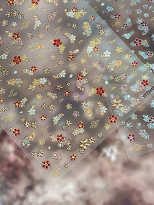 Détails macro d'autocollants pour ongles fleurs de cerisier avec dorure et paillettes laser
