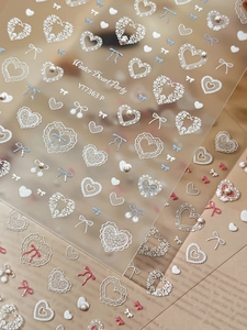 Detail von Winter Heart Party Relief-Nagelstickern mit Spitzenherzen und 3D-Perlen