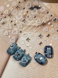 Detailansicht der Winter Heart Party Nagelsticker mit weißen Herzchen und schwarzen Schleifen