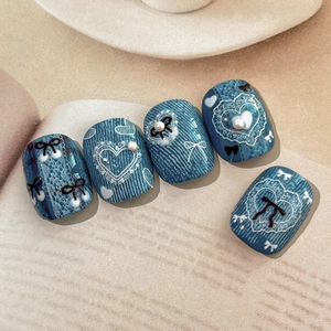Blaue Denim-Drucknägel mit weißen Spitzenherzen, 3D-Schleifen und Perlenakzenten