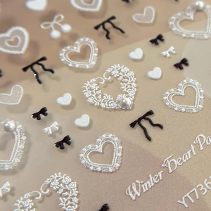 Relief-Nagelaufkleber Winter Heart mit weißen Spitzenherzen und schwarzen Perlschleifen