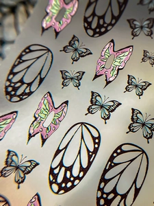 Detaillierte holografische Schmetterling-Nagelsticker mit irisierenden Flügeln und schwarzen Konturen