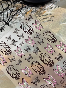 Makro-Detail von YT7916 Schmetterling Nagelaufklebern mit rosa und grünem Laser-Glitzer
