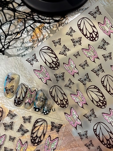 Detailansicht der Schmetterling-Nagelaufkleber mit rosa Farbverlauf und Aurora-Effekt