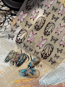 Makroaufnahme von YT7916 Schmetterling Nagelaufklebern auf matt-transparenten Nägeln