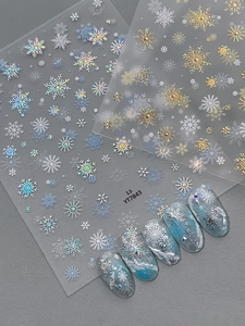 Détails macro des autocollants à ongles flacons de neige laser or et argent
