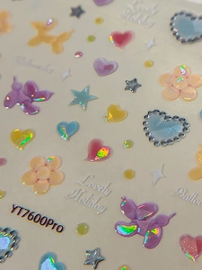 Dettaglio di adesivi per unghie 3D con cani palloncino e cuori con finitura laser rainbow