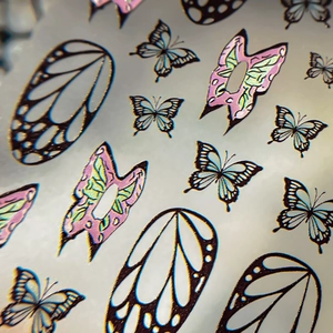 Irisierende Schmetterlings-Nagelsticker mit lila und grünen Laser-Gradient-Flügeln