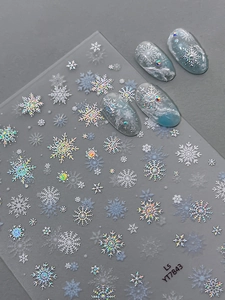 Gros plan d'autocollants pour ongles flocons de neige avec effet holographique