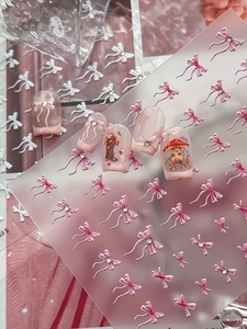 Detail von Schleifen-Nagelstickern mit Strasssteinen und floralen Mustern auf Display