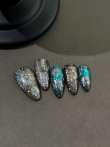 Macro de faux ongles œil-de-chat foncés avec motifs de feux d'artifice et étoiles