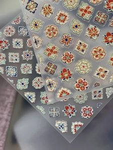 Detailaufnahme von 5D-geprägten Nagelstickern mit klassischen Mandala-Blumenmustern