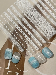 Adesivi per nail art in pizzo bianco con delicati motivi floreali e a cuore per manicure
