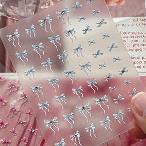 3D Hellblaue Schleifen-Nagelaufkleber mit glitzernden Strasssteinen für elegantes Design