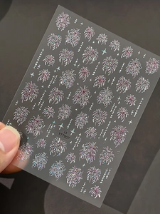 Détail macro d'autocollants pour ongles laser avec motifs de feux d'artifice et étoiles