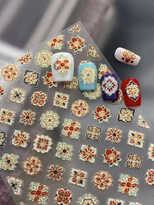 Detail von 3D-Nagelaufklebern mit böhmischem Emaille-Blumenmuster und Goldfolie-Prägung