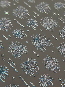 Vue macro détaillée d'autocollants 3D holographiques pour ongles avec motifs de feu d'artifice