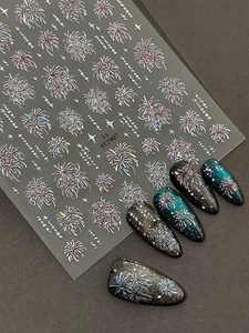 Vue macro d'autocollants pour ongles avec feux d'artifice et étoiles pour nail art