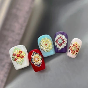 Boho-Emaille-Kunstnägel mit goldenen Blütenakzenten und 3D-Blumentexturen