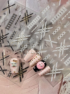 Détail de stickers à ongles 3D nœuds dorés avec lignes géométriques sur ongles roses