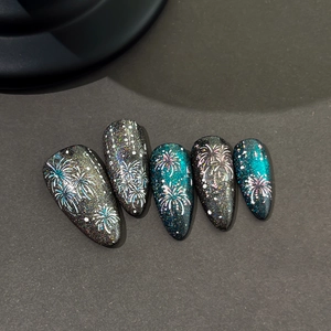 Faux ongles stiletto œil-de-chat gris foncé avec motifs de feux d'artifice peints