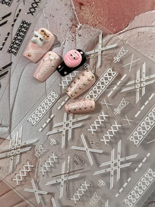 Détails macro de stickers nail art YT7463 avec dentelle dorée et breloques de dessin animé