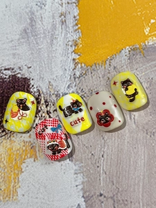 Gros plan de stickers 3D pour ongles avec motifs de chats noirs mignons et relief